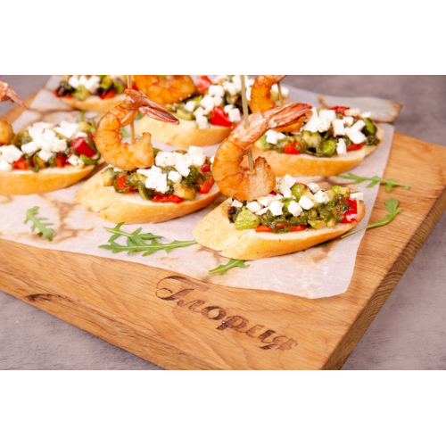 Брускетта с овощами-гриль, сыром Фета и королевской креветкой