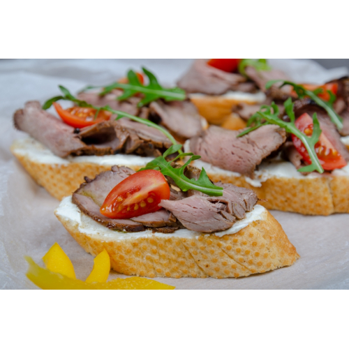 Брускетта с ростбифом из говядины, хреном и черри Брускетта с ростбифом из говядины, хреном и черри