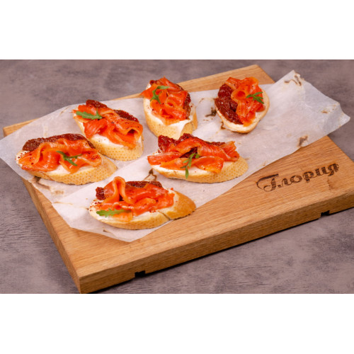 Брускетта с форелью с/с и вялеными томатами Брускетта с форелью с/с и вялеными томатами