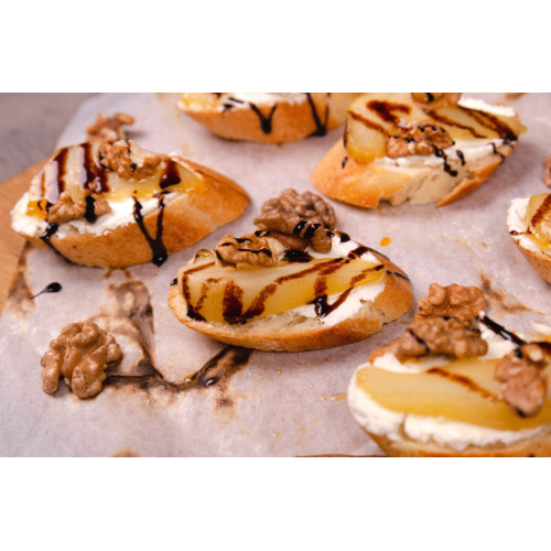 Брускетта с карамелизованной грушей и орехами Брускетта с карамелизованной грушей и орехами