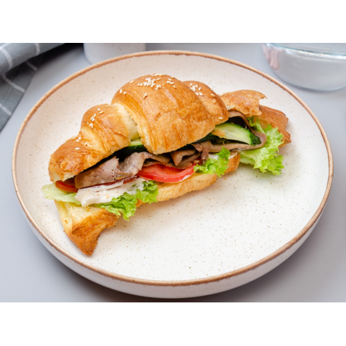 Круассан с языком говяжьим и овощами Круассан с языком говяжьим и овощами