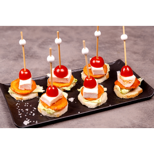 Канапе с курицей, морковью и черри Канапе с курицей, морковью и черри