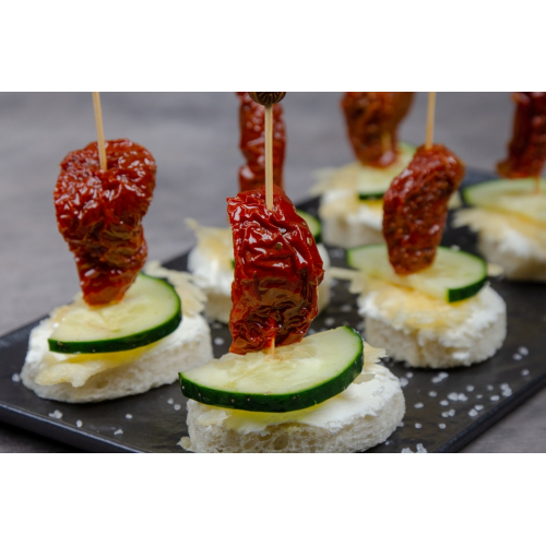 Канапе с пармезаном, огурцом и вяленым помидором Канапе с пармезаном, огурцом и вяленым помидором