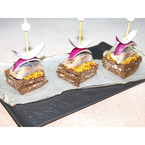 Канапе с сельдью и горчицей  Канапе с сельдью и горчицей