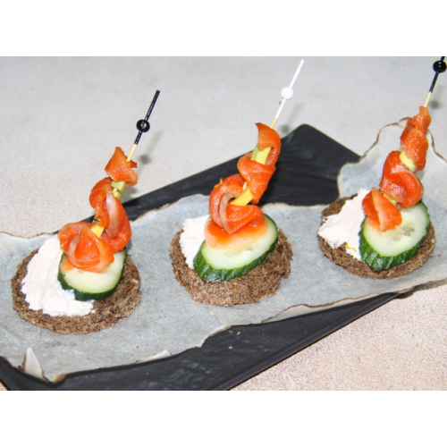 Канапе с семгой, авокадо, огурцом и сливочным сыром