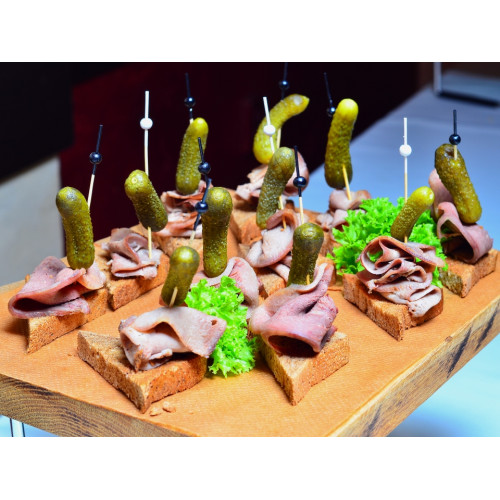 Канапе с языком говяжьим и корнишонами