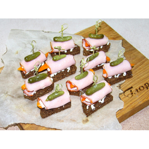 Канапе с копченым мясом свинины, перцем и корнишонами Канапе с копченым мясом свинины, перцем и корнишонами