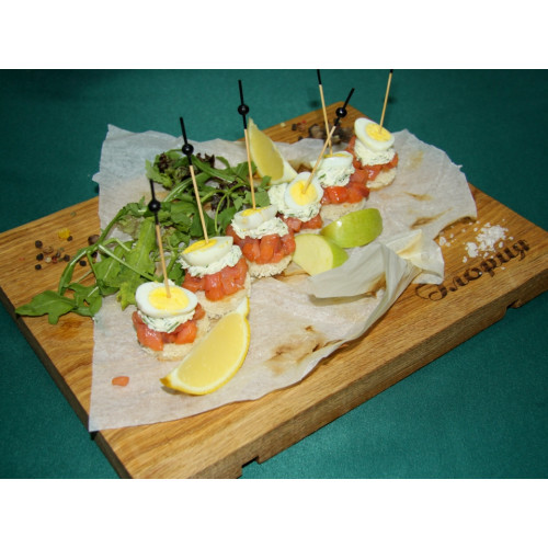 Канапе с семгой, перепелиным яйцом и сливочным сыром