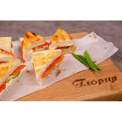 Тост с семгой, огурцом и сыром Тост с семгой, огурцом и сыром