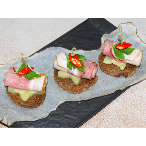 Канапе с беконом и кабачком