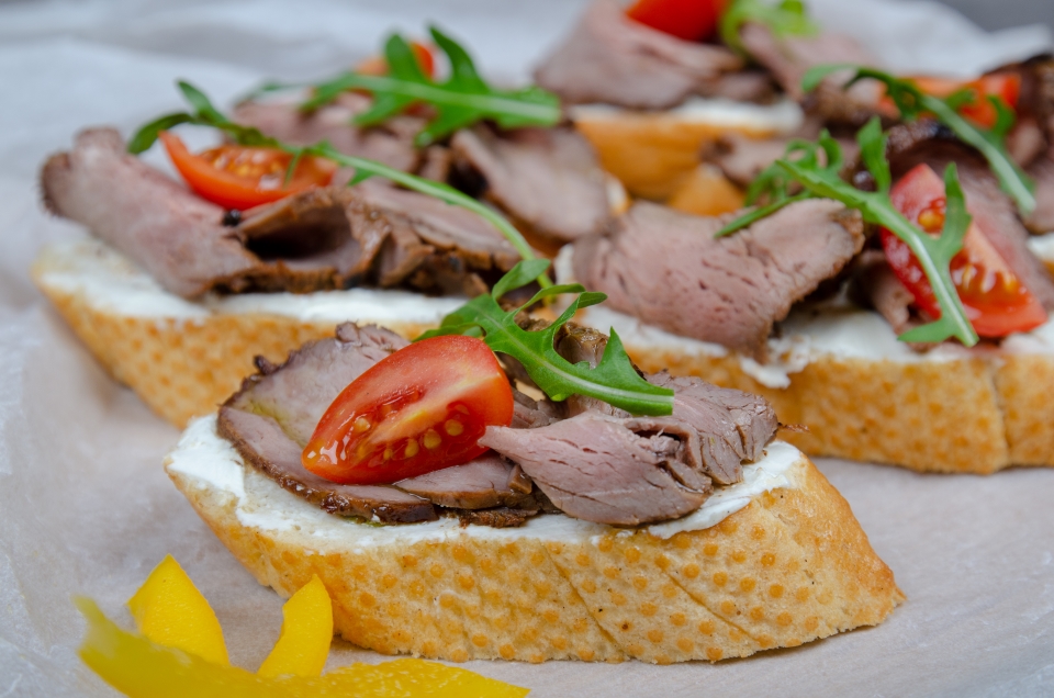 БРУСКЕТТЫ, КАНАПЕ мясные (листай вправо)