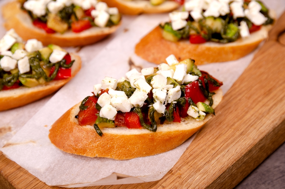 БРУСКЕТТЫ, КАНАПЕ  овощные, фруктовые, сырные (листай вправо)